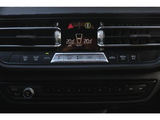 BMW 1 Serie 118i Sport Line Automaat / Sportstoelen / LED / Cruise Control / PDC / Live Cockpit Professional ActivLease financial lease