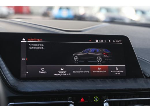 BMW 1 Serie 118i Sport Line Automaat / Sportstoelen / LED / Cruise Control / PDC / Live Cockpit Professional ActivLease financial lease