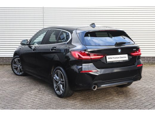 BMW 1 Serie 118i Sport Line Automaat / Sportstoelen / LED / Cruise Control / PDC / Live Cockpit Professional ActivLease financial lease