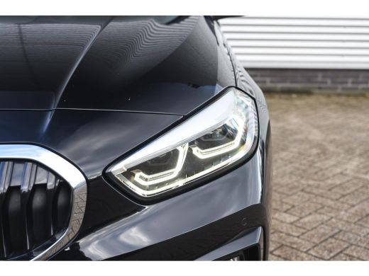 BMW 1 Serie 118i Sport Line Automaat / Sportstoelen / LED / Cruise Control / PDC / Live Cockpit Professional ActivLease financial lease