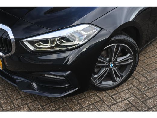 BMW 1 Serie 118i Sport Line Automaat / Sportstoelen / LED / Cruise Control / PDC / Live Cockpit Professional ActivLease financial lease