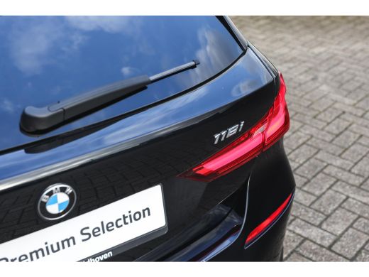 BMW 1 Serie 118i Sport Line Automaat / Sportstoelen / LED / Cruise Control / PDC / Live Cockpit Professional ActivLease financial lease
