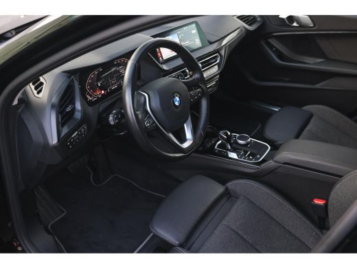 BMW 1 Serie 118i Sport Line Automaat / Sportstoelen / LED / Cruise Control / PDC / Live Cockpit Professional ActivLease financial lease
