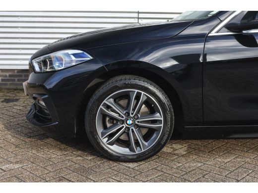 BMW 1 Serie 118i Sport Line Automaat / Sportstoelen / LED / Cruise Control / PDC / Live Cockpit Professional ActivLease financial lease