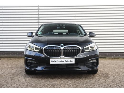 BMW 1 Serie 118i Sport Line Automaat / Sportstoelen / LED / Cruise Control / PDC / Live Cockpit Professional ActivLease financial lease