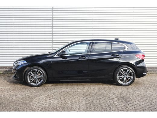 BMW 1 Serie 118i Sport Line Automaat / Sportstoelen / LED / Cruise Control / PDC / Live Cockpit Professional ActivLease financial lease