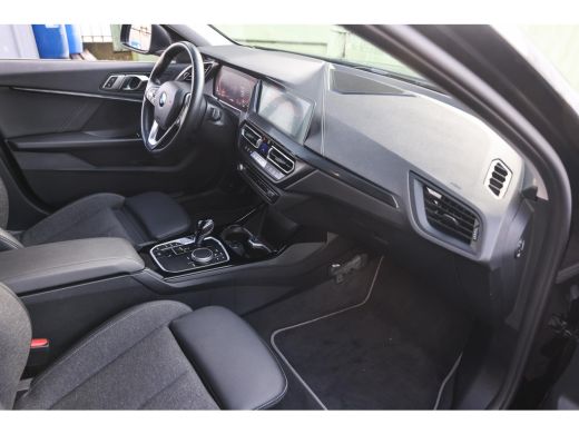 BMW 1 Serie 118i Sport Line Automaat / Sportstoelen / LED / Cruise Control / PDC / Live Cockpit Professional ActivLease financial lease