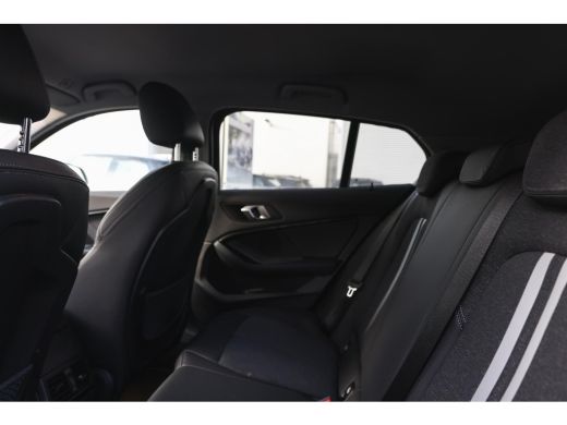 BMW 1 Serie 118i Sport Line Automaat / Sportstoelen / LED / Cruise Control / PDC / Live Cockpit Professional ActivLease financial lease