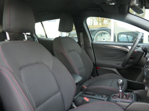 Ford Focus 1.0 EcoBoost ST Line | Winter Pack | Keyless | Navigatie | CarPlay/Android Auto | DAB | LED | Cli... ActivLease financial lease