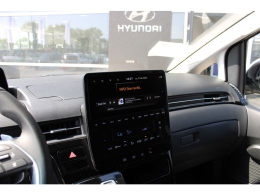Hyundai Staria 1.6 T-GDI HEV € 12433,- korting !! | 2 zitplaatsen rechtsvoor | Achterruitverwarming | Achteruitr... ActivLease financial lease