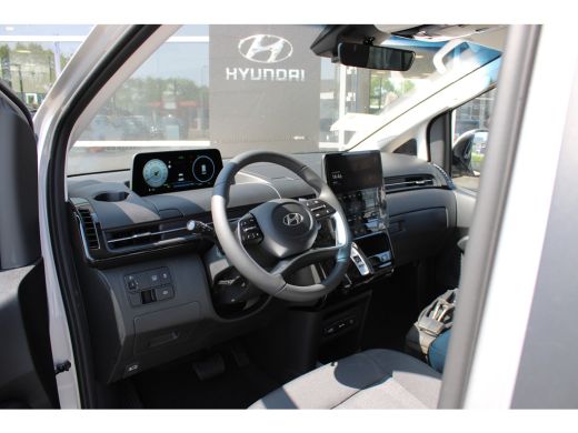 Hyundai Staria 1.6 T-GDI HEV € 12433,- korting !! | 2 zitplaatsen rechtsvoor | Achterruitverwarming | Achteruitr... ActivLease financial lease