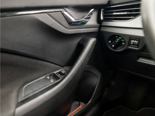 Skoda Kamiq 1.0 TSI Sport (APPLE CARPLAY, CRUISE, LED KOPLAMPEN, SPORTSTOELEN, LANE ASSIST, ARMSTEUN, BLUETOO... ActivLease financial lease