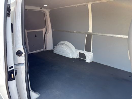 Volkswagen Transporter 2.0 TDI 110PK EURO6 L2H1 28 Cruise control/trekhaak/navi ActivLease financial lease