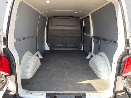 Volkswagen Transporter 2.0 TDI 150PK EURO6L2H1 32 Cruise control/navigatie systeem/trekhaak ActivLease financial lease