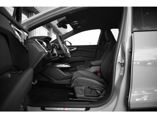Audi Q4 e-tron S edition | Achterklep, automatisch bedienbaar | Achteruitrijcamera | Adaptive cruise control ActivLease financial lease