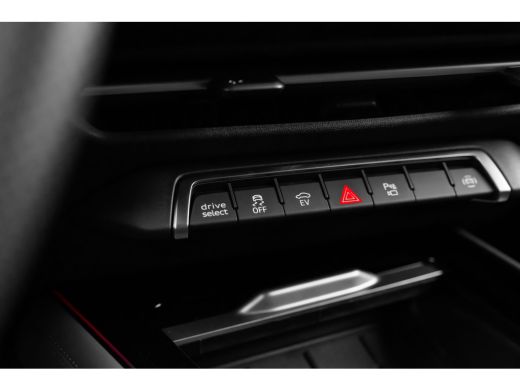 Audi Q3 S edition | Adaptive cruise control | Audi sound system | Cruise control ActivLease financial lease