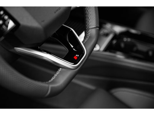 Audi Q3 S edition | Adaptive cruise control | Audi sound system | Cruise control ActivLease financial lease