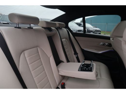 BMW 3 Serie 330i M-Sport Panorama / Harman Kardon / Laser / Leder / M Performance / ActivLease financial lease