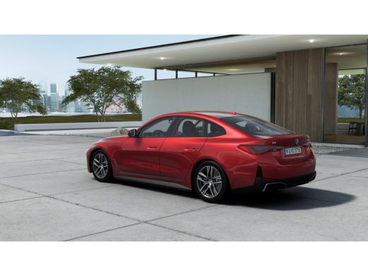 BMW i4 eDrive35 / Achteruitrijcamera / Stoelverwarming / Widescreen Display / Airconditioning / Active C... ActivLease financial lease