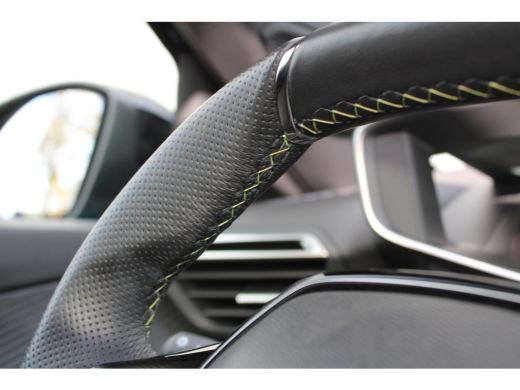 Peugeot 2008 1.2 Hybrid 136 GT | Automaat | Navigatie | Camera | Panorama/schuifdak | Mild Hybrid | Nieuw model | ActivLease financial lease