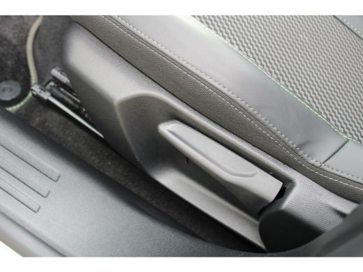 Peugeot 2008 1.2 Hybrid 136 GT | Automaat | Navigatie | Camera | Panorama/schuifdak | Mild Hybrid | Nieuw model | ActivLease financial lease