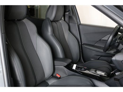 Peugeot 2008 1.2 Hybrid 136 GT | Navi | Camera | Ad. Cruise control | LMV 17'|  Keyless Entry | Apple Carplay ... ActivLease financial lease