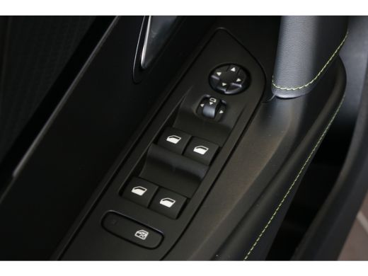 Peugeot 2008 1.2 Hybrid 136 GT | Navi | Camera | Ad. Cruise control | LMV 17'|  Keyless Entry | Apple Carplay ... ActivLease financial lease