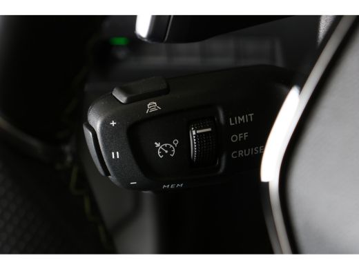 Peugeot 2008 1.2 Hybrid 136 GT | Navi | Camera | Ad. Cruise control | LMV 17'|  Keyless Entry | Apple Carplay ... ActivLease financial lease