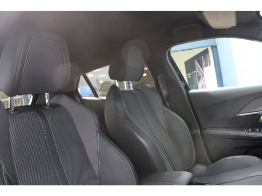 Peugeot e-2008 EV GT 54 kWh | Navigatie | Camera | Fase 3 | Adaptieve cruise | All season | BTW | Nieuw model | ActivLease financial lease