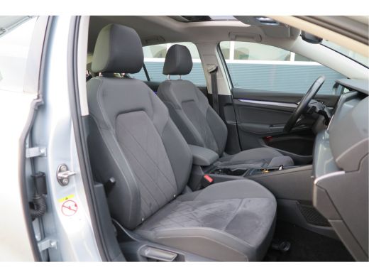 Volkswagen Golf 1.5 eTSI 150pk DSG 1st Edition ,. Pano, Virtual cockpit, LED verl. Electr. bestuurdersstoel met m... ActivLease financial lease