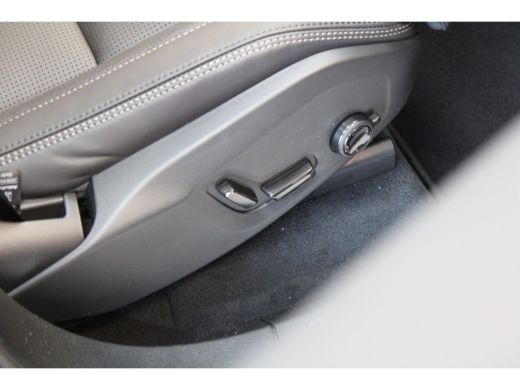 Volvo  XC90 T8 455PK AWD Ultra Dark | Massage + Ventilatie | Luchtvering | B&W Audio | Gelam Glas |  360º view ActivLease financial lease