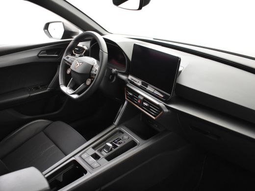 CUPRA Leon Sportstourer 1.4 e-Hybrid VZ Performance 245pk | Trekhaak | Dodehoekdetectie l Super Sport Stuur l Adaptief cr... ActivLease financial lease