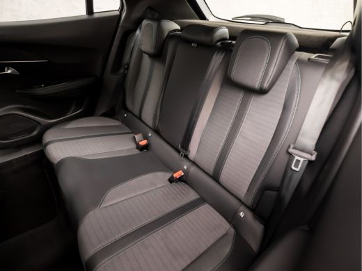 Peugeot 2008 1.2 PureTech Allure Sport 131Pk Automaat (APPLE CARPLAY, GROOT NAVI, 360 CAMERA, LEDER, KEYLESS, ... ActivLease financial lease