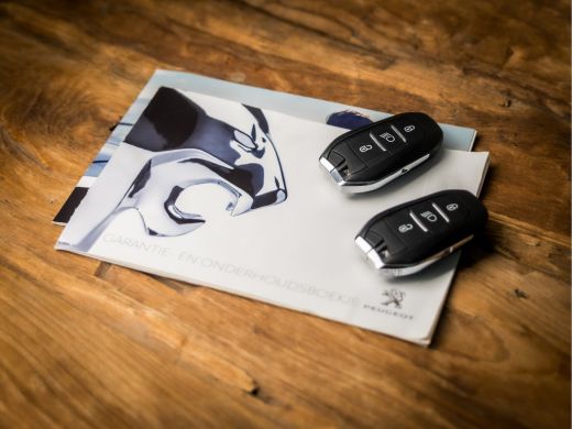 Peugeot 2008 1.2 PureTech Allure Sport 131Pk Automaat (APPLE CARPLAY, GROOT NAVI, 360 CAMERA, LEDER, KEYLESS, ... ActivLease financial lease