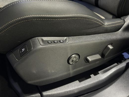 Peugeot 3008 1.6 HYbrid4 300PK GT|Black Pack|Panodak|4x4|360|Carplay|Navi|FOCAL|PDC|ACC|Side assist|Lane Assist| ActivLease financial lease