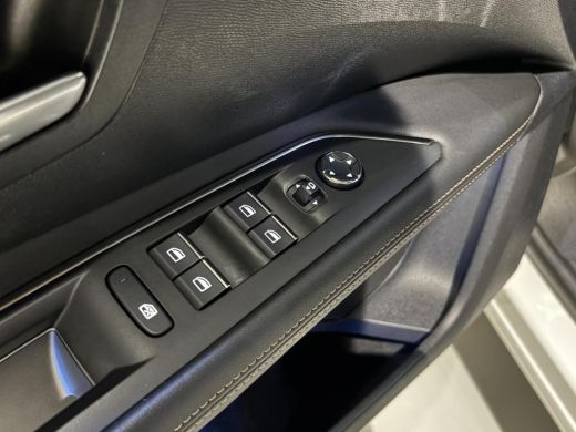 Peugeot 3008 1.6 HYbrid4 300PK GT|Black Pack|Panodak|4x4|360|Carplay|Navi|FOCAL|PDC|ACC|Side assist|Lane Assist| ActivLease financial lease