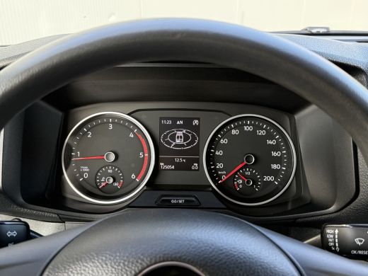 Volkswagen Crafter 2.0 TDI 140 PK / L3H3 / 1e EIG. / 3 TONS TREKHAAK / 3-ZITS / AIRCO / CRUISE / NAVI / 3000 KG AHG ActivLease financial lease