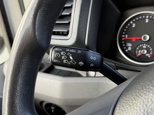 Volkswagen Crafter 2.0 TDI 140 PK / L3H3 / 1e EIG. / 3 TONS TREKHAAK / 3-ZITS / AIRCO / CRUISE / NAVI / 3000 KG AHG ActivLease financial lease