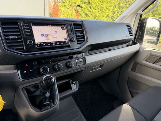 Volkswagen Crafter 2.0 TDI 140 PK / L3H3 / 1e EIG. / 3 TONS TREKHAAK / 3-ZITS / AIRCO / CRUISE / NAVI / 3000 KG AHG ActivLease financial lease