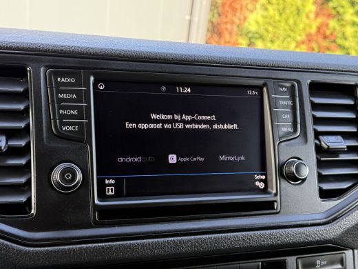 Volkswagen Crafter 2.0 TDI 140 PK / L3H3 / 1e EIG. / 3 TONS TREKHAAK / 3-ZITS / AIRCO / CRUISE / NAVI / 3000 KG AHG ActivLease financial lease