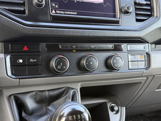 Volkswagen Crafter 2.0 TDI 140 PK / L3H3 / 1e EIG. / 3 TONS TREKHAAK / 3-ZITS / AIRCO / CRUISE / NAVI / 3000 KG AHG ActivLease financial lease