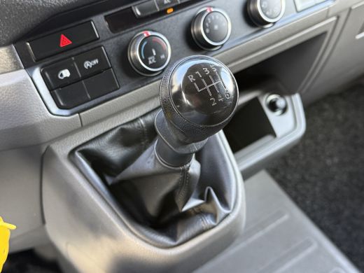 Volkswagen Crafter 2.0 TDI 140 PK / L3H3 / 1e EIG. / 3 TONS TREKHAAK / 3-ZITS / AIRCO / CRUISE / NAVI / 3000 KG AHG ActivLease financial lease