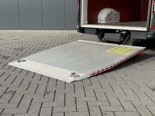 Volkswagen Crafter 35 2.0 TDI HIGHLINE+ / L3H3 / 750 KG DHOLLANDIA HYDR. LAADKLEP / AIRCO / CRUISE / NAVI / CAMERA /... ActivLease financial lease