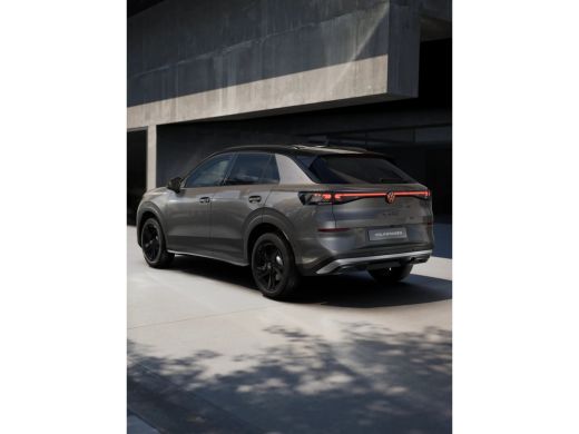 Volkswagen T-Roc Style First Edition | 'App-Connect' draadloze smartphone integratie | 30,5 cm display met 2D en 3... ActivLease financial lease