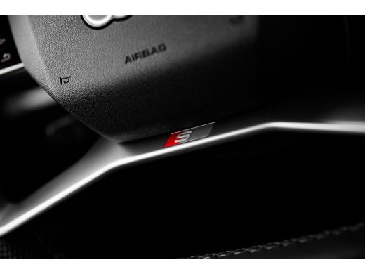 Audi Q4 e-tron S edition Competition | Achterklep, automatisch bedienbaar | Achteruitrijcamera | Adaptive cruise... ActivLease financial lease