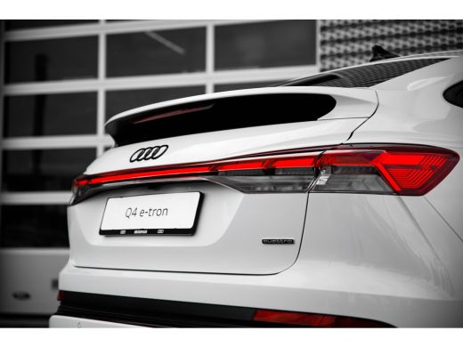 Audi Q4 e-tron S edition Competition | Achterklep, automatisch bedienbaar | Achteruitrijcamera | Adaptive cruise... ActivLease financial lease