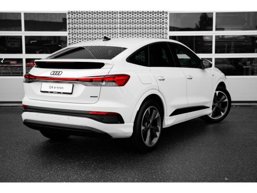 Audi Q4 e-tron S edition Competition | Achterklep, automatisch bedienbaar | Achteruitrijcamera | Adaptive cruise... ActivLease financial lease