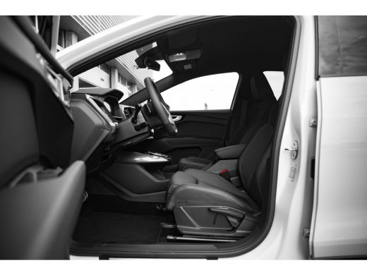 Audi Q4 e-tron S edition Competition | Achterklep, automatisch bedienbaar | Achteruitrijcamera | Adaptive cruise... ActivLease financial lease
