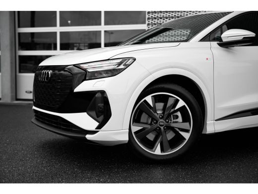 Audi Q4 e-tron S edition Competition | Achterklep, automatisch bedienbaar | Achteruitrijcamera | Adaptive cruise... ActivLease financial lease