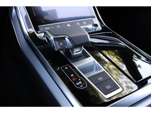 Audi Q8 60 TFSIe QUATTRO S Competition TREKHAAK ELEKTR | ELEKTR KELP | 22'' LMV | ADAPTIVE CRUISE | STOEL... ActivLease financial lease